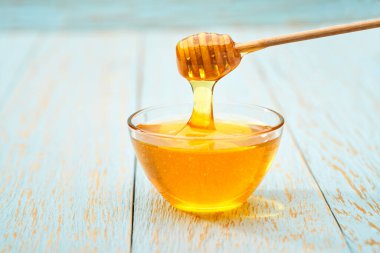 organik bal mavi kırsal masada.