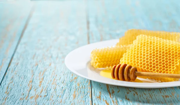 Viasz Mézelő Lépek Egy Méhkaptárból Sárga Mézzel Töltve Kék Asztalon — Stock Fotó
