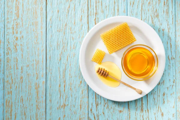 Vax Honungskakor Från Bikupa Fylld Med Ekologisk Honung Blått Rustikt — Stockfoto