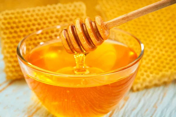 Skål Naturlig Honung Blå Rustika Bord Med Bikaka Närbild — Stockfoto