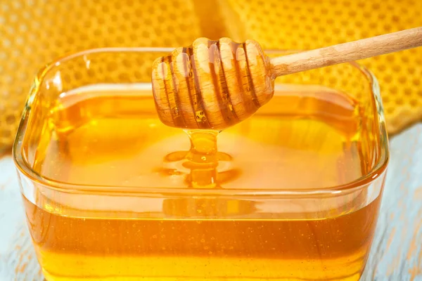 Skål Naturlig Honung Blå Rustika Bord Med Bikaka — Stockfoto