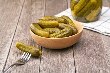 Tahta kasedeki turşular. Tahta bir masada salatalıklı salatalıklar, seçici bir odak..