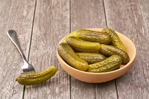 Pickles Wooden Bowl Marinated Cucumbers Bowl Wooden Table Selective Focus — Stock Photo, Image
