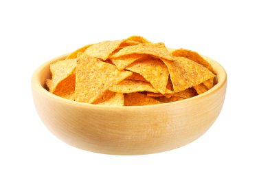 Beyaz arka planda izole edilmiş tahtadan bir kase Meksika cipsi..