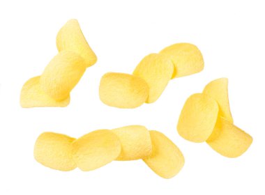 Beyaz arka planda izole edilmiş farklı çıtır patates cipsleri..