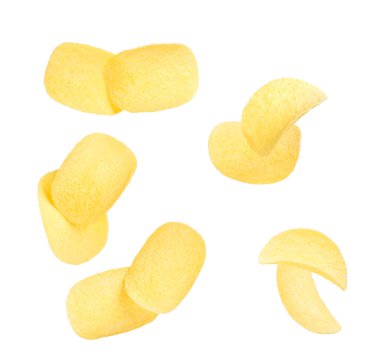 Beyaz arka planda izole edilmiş farklı çıtır patates cipsleri..