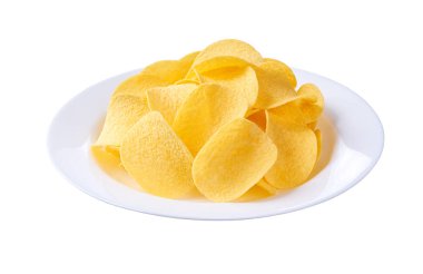 Beyaz arka planda izole edilmiş lezzetli patates cipsi tabağı..