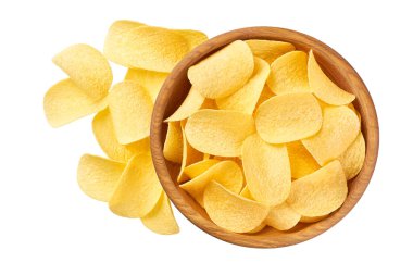 Beyaz arka planda izole edilmiş tahtadan patates cipsi kasesi..