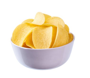 Beyaz arka planda izole edilmiş lezzetli patates cipsi kasesi..