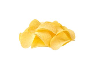 Beyaz arka planda izole edilmiş patates cipsi yığını..
