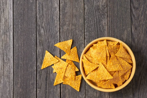 Mexikanska Nachos Chips Träbåge Ett Rustikt Träbord Ovanifrån Med Kopieringsutrymme — Stockfoto
