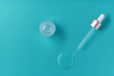 Nane rengi arkaplanda yüz serumu var. Kolajen, deri bakımı için hiyalürik asit. Damlatan cam şişe. Kozmetik pipeti. Organik kozmetik kavramları.