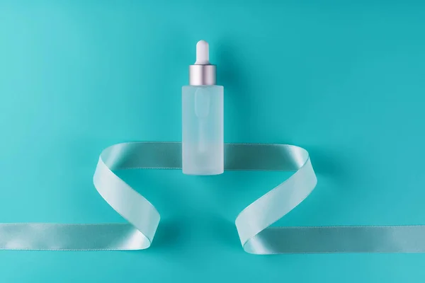 Hydrating Facial Serum Mint Ribbon Blue Background Top View Glass — Stock Photo, Image