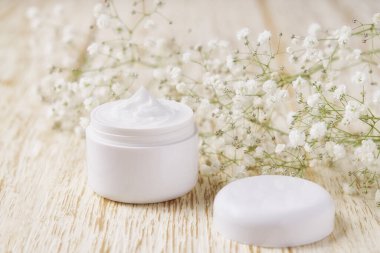 Doğal nemlendirici ya da vücut losyonu, yaşlanma karşıtı cilt bakımı konsepti.