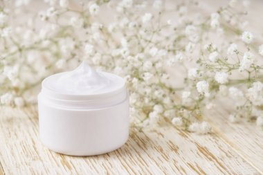 Doğal nemlendirici ya da vücut losyonu, yaşlanma karşıtı cilt bakımı konsepti. Deri temizleyici kozmetik krem ya da vitamin spa losyonu, doğal bir bitkisel kırışıklık önleyici nemlendirici..