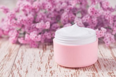 Doğal nemlendirici ya da vücut losyonu, yaşlanma karşıtı cilt bakımı konsepti. Deri temizleyici kozmetik krem ya da vitamin spa losyonu, doğal bir bitkisel kırışıklık önleyici nemlendirici..