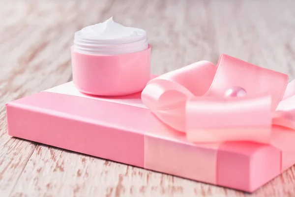 Crema Facial Lujo Para Piel Sensible Caja Regalo Vacaciones Rosa — Foto de Stock