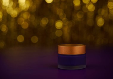 Parlak altın rengi arka planda nemlendirici gece kremi.