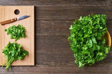 Kesme tahtasına organik maydanoz yaprakları, metin için kopyalama alanı. rustik biçim.