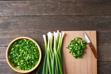 Taze doğranmış taze taze soğan ya da kesme tahtasının üzerinde taze soğan, üst manzara, kırsal tarz. Taze kesilmiş yeşil soğan. .