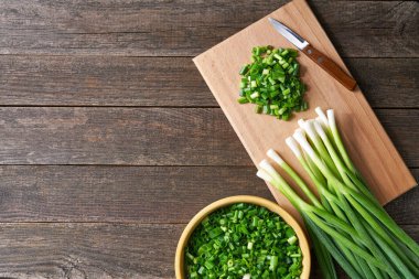 Taze doğranmış taze taze soğan ya da kesme tahtasının üzerinde taze soğan, üst manzara, kırsal tarz. Taze kesilmiş yeşil soğan. .