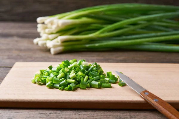 Cebolla Verde Joven Picada Fresca Cebolla Primavera Una Tabla Cortar — Foto de Stock