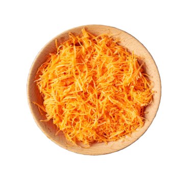 Beyaz arka planda izole edilmiş ahşap bir kasede rendelenmiş organik havuçlar..