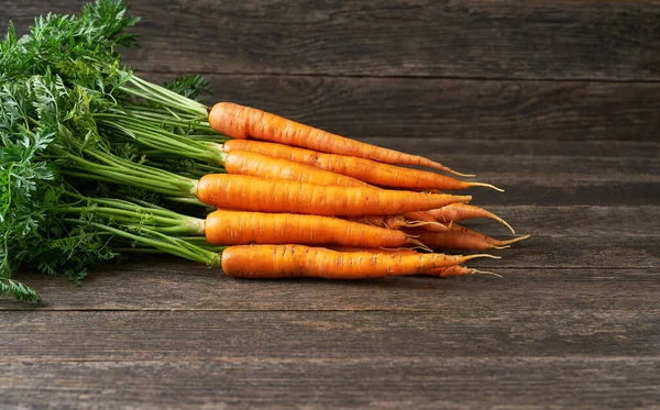 Biologische Wortelen Met Groene Bladeren Een Rustieke Houten Achtergrond Selectieve — Stockfoto