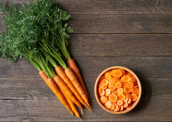 Carottes Bio Tranchées Dans Bol Bois Sur Table Vue Dessus — Photo