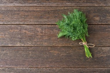 Kırsal ahşap arka planda taze organik dereotlar. Metin için alanı kopyala.