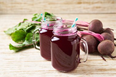 Duvarcı kavanozunda taze pancar suyu. Ahşap bir masaya karşı malzemeleri olan sahne. Taze pancar suyu. .