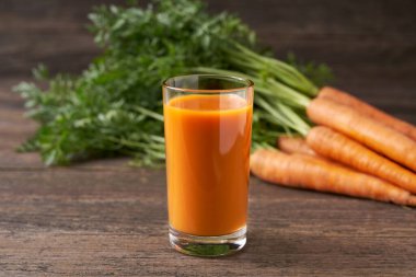 Kırsal ahşap bir masada sebzeli havuç püresi. Taze havuç ve meyve suyu.).