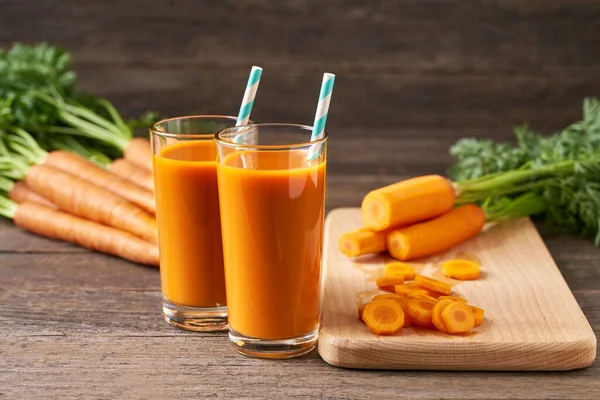 Kırsal ahşap bir masada sebzeli havuç suyu. Taze havuç ve meyve suyu.).