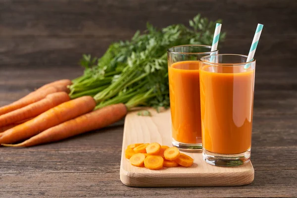 Kırsal ahşap bir masada sebzeli havuç suyu. Taze havuç ve meyve suyu.).