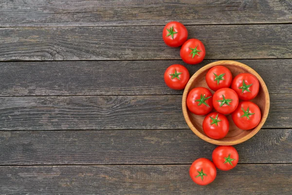 Tomates Rojos Orgánicos Tazón Madera Sobre Una Mesa Madera Rústica —  Fotos de Stock