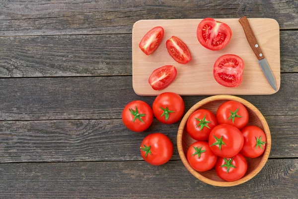 Tomates Rojos Orgánicos Enteros Rodajas Una Tabla Cortar Vista Superior —  Fotos de Stock