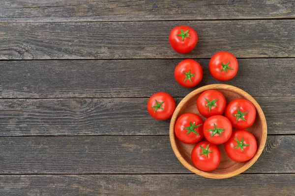 Tomates Rojos Orgánicos Tazón Madera Sobre Una Mesa Madera Rústica —  Fotos de Stock