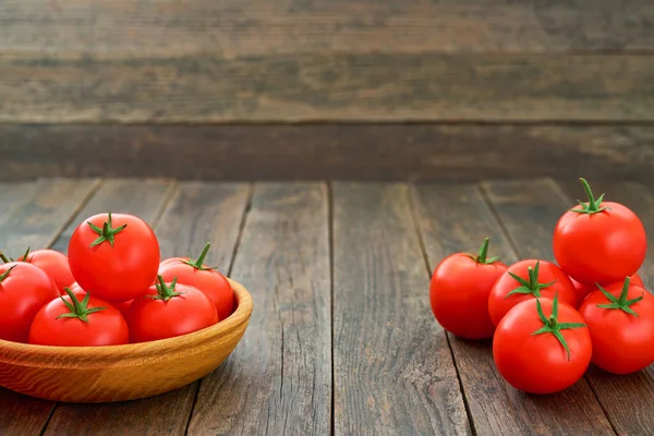 Tomates Orgánicos Maduros Tazón Madera Sobre Una Mesa Copiar Espacio —  Fotos de Stock