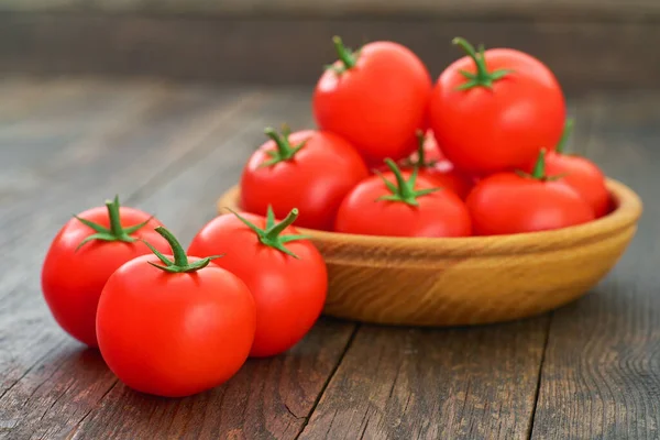 Tomates Biologiques Mûres Dans Bol Bois Sur Une Table Rustique — Photo