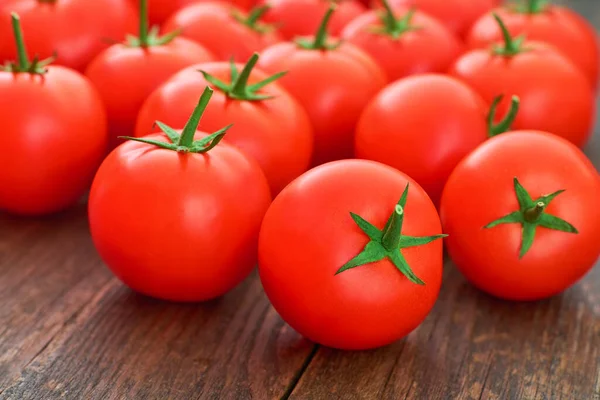 Tomates Biologiques Mûres Sur Une Table Bois Rustique Gros Plan — Photo