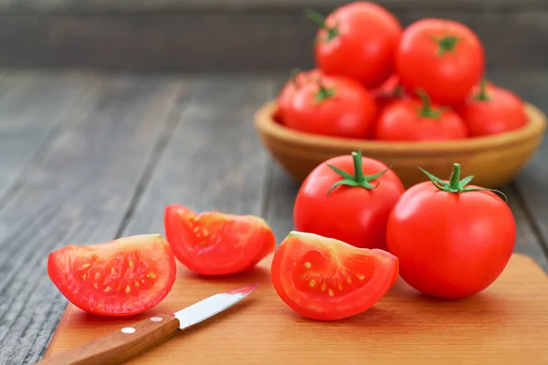 Tomates Rojos Orgánicos Enteros Rodajas Una Tabla Cortar —  Fotos de Stock