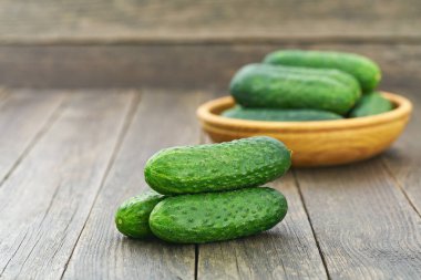 Metin için kopyalama alanı olan ahşap masanın üzerinde organik salatalık.