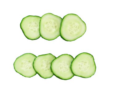 organik salatalık dilimleri beyaz zemin üzerinde izole edilmiş, üst görünüm.