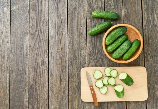 Whole Sliced Organic Cucumbers Cutting Board Top View — Stock Photo, Image