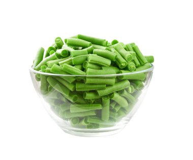 Beyaz arka planda izole edilmiş temiz bir cam kasede organik yeşil fasulye dilimleri..