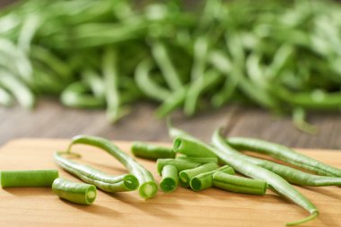 Kesme tahtasının üzerinde taze taze taze fasulye..