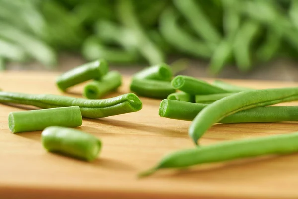 Hela Och Hackade Färska Gröna Bönor Skärbräda — Stockfoto