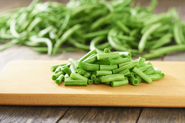 Frijoles Verdes Orgánicos Picados Una Tabla Cortar Estilo Rústico — Foto de Stock