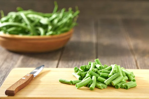 Ganze Und Scheiben Geschnittene Frische Grüne Bohnen Auf Einem Schneidebrett — Stockfoto