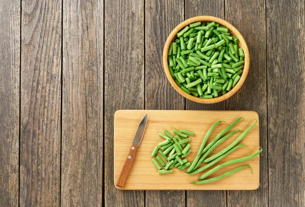 Ganze Und Scheiben Geschnittene Frische Grüne Bohnen Auf Einem Schneidebrett — Stockfoto